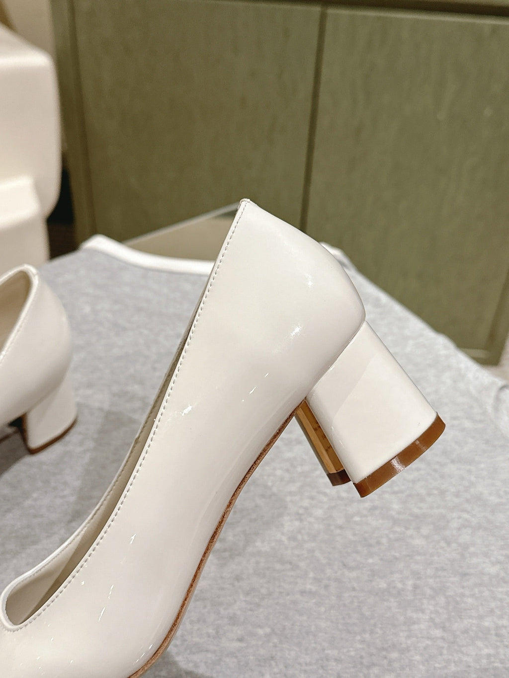 SWING HIGH PUMP 55 MM IN WHITE PATENT CALFSKIN