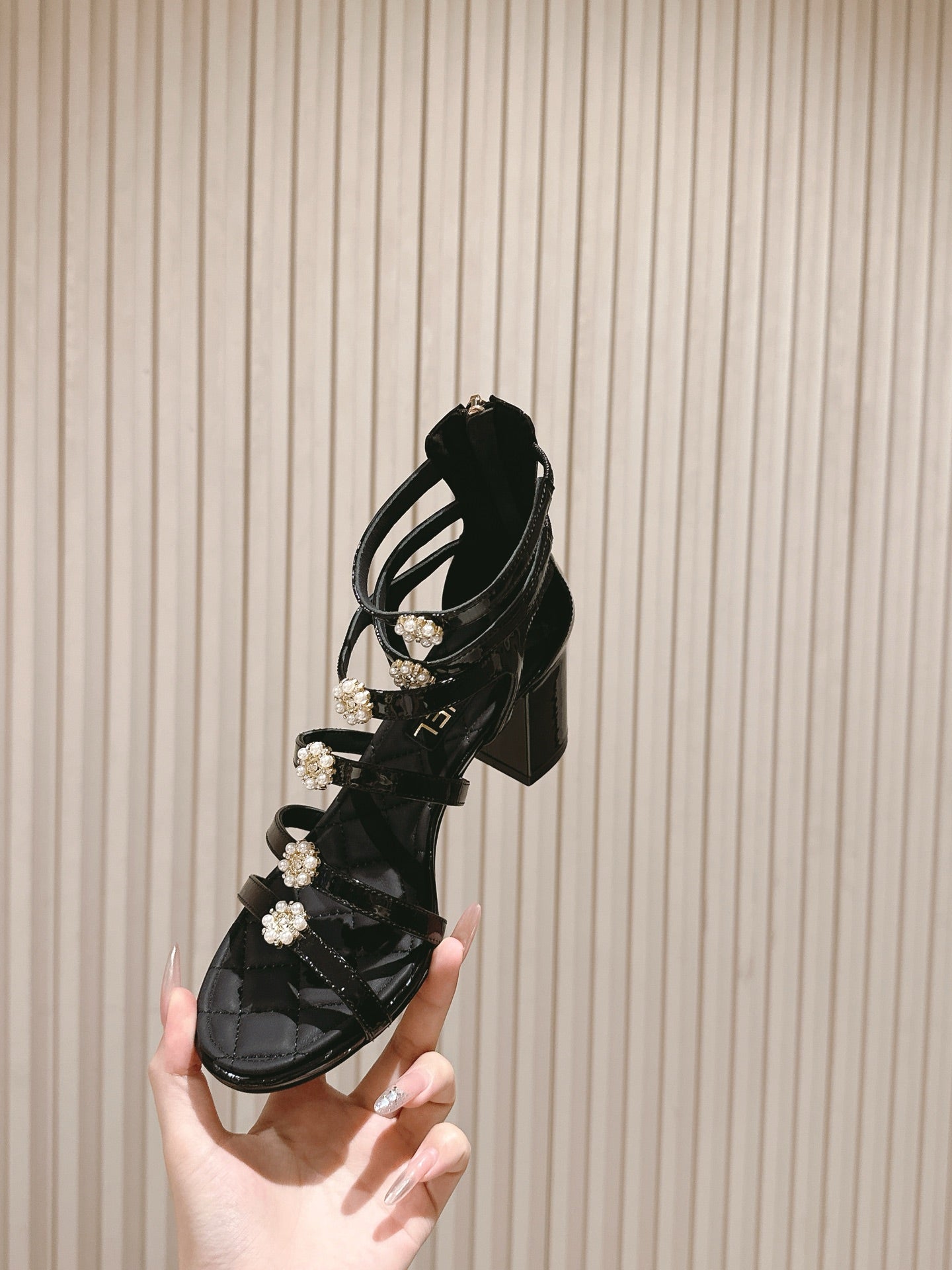 CC HIGH SANDAL 25S IN BLACK LAMBSKIN PEARL FLOWERS