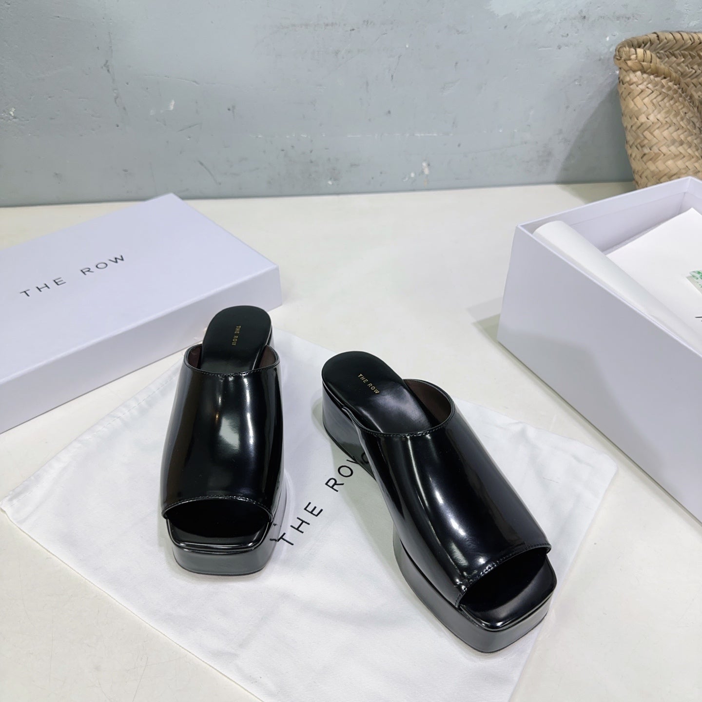 EMI FLATFORM SANDALS IN BLACK SHINY CALFSKIN