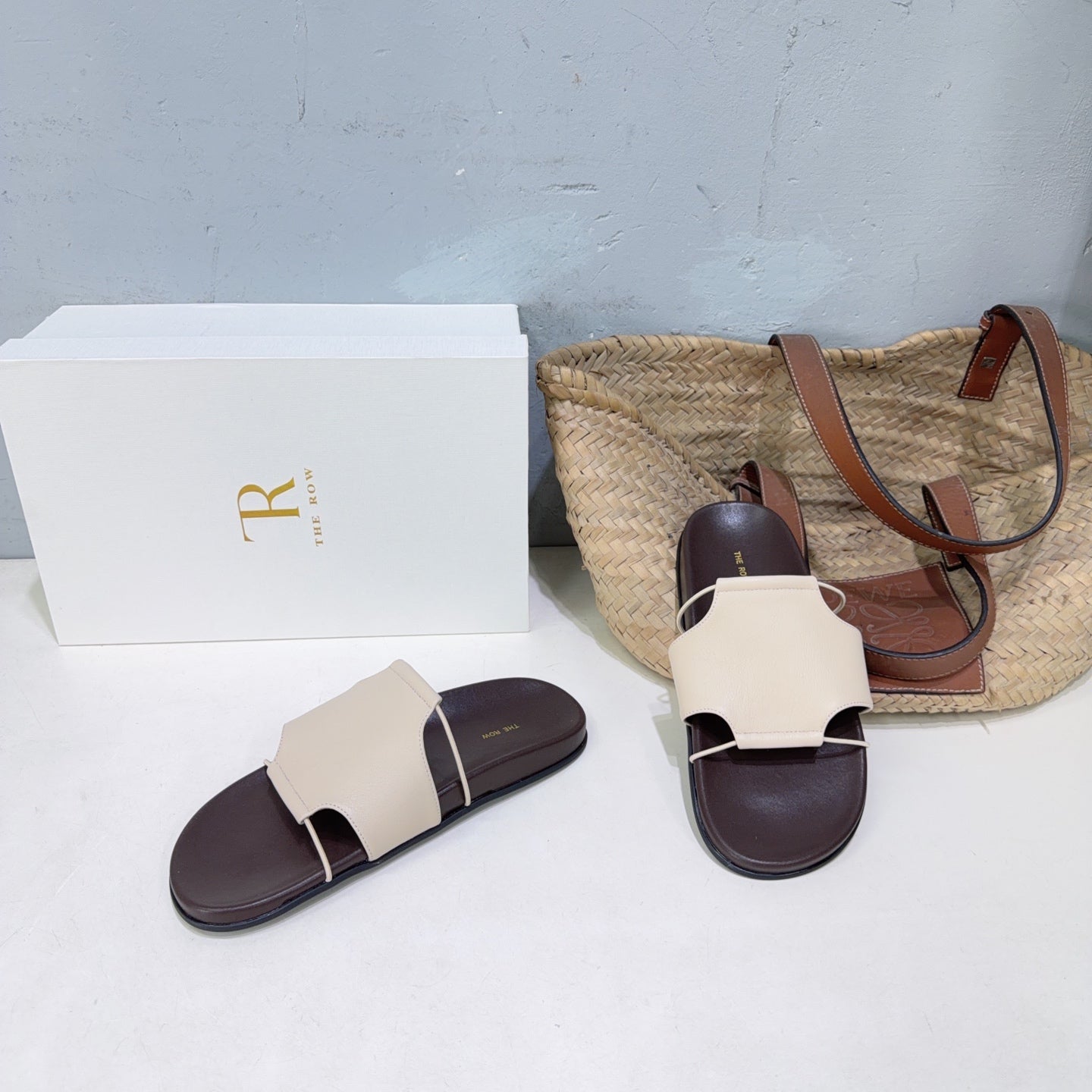 THE ROW 26S STRAP SLIDES IN BEIGE CALFSKIN