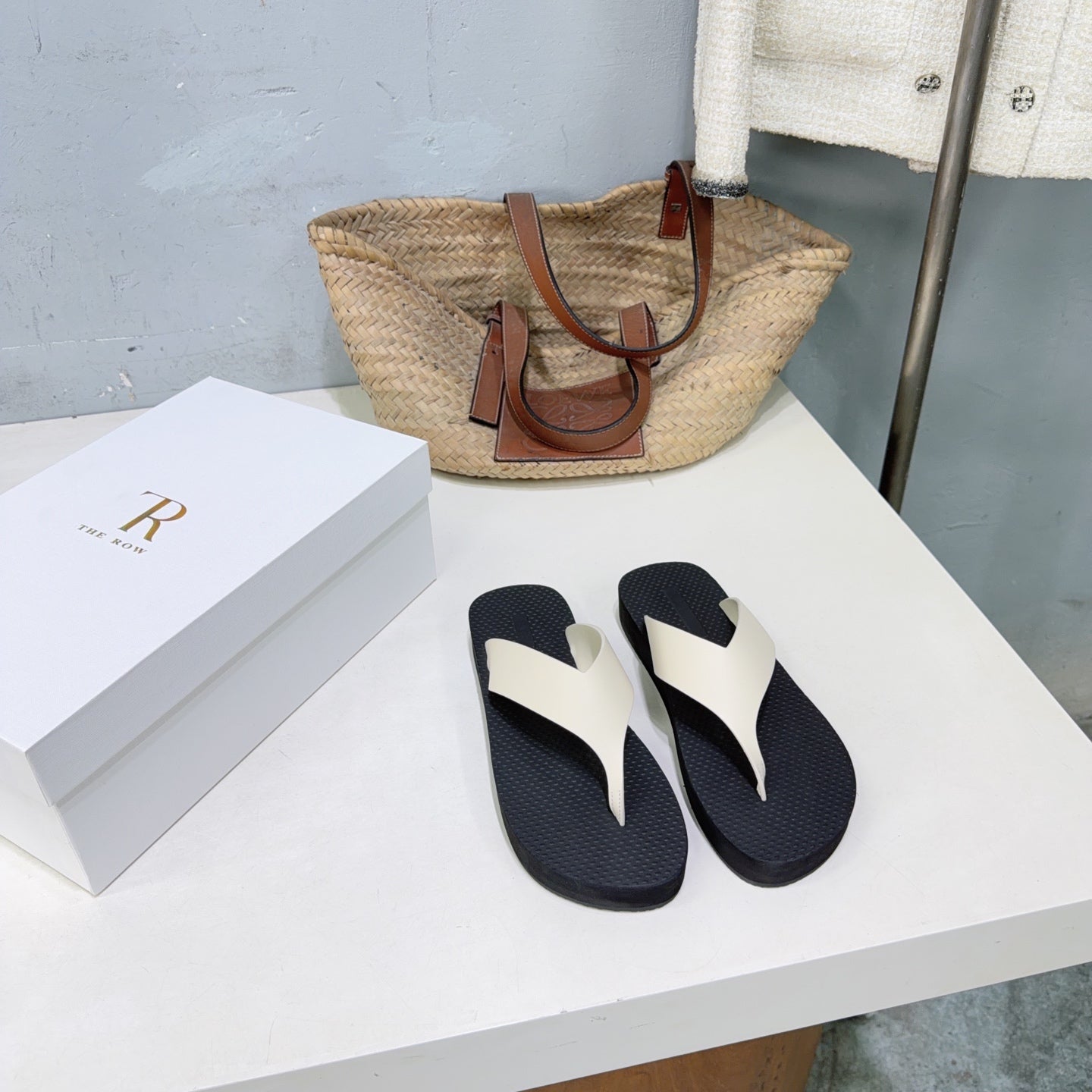 THE ROW 26S THONG SANDALS IN BLACK RUBBER  WITH WHITE STRAPS CALFSKIN
