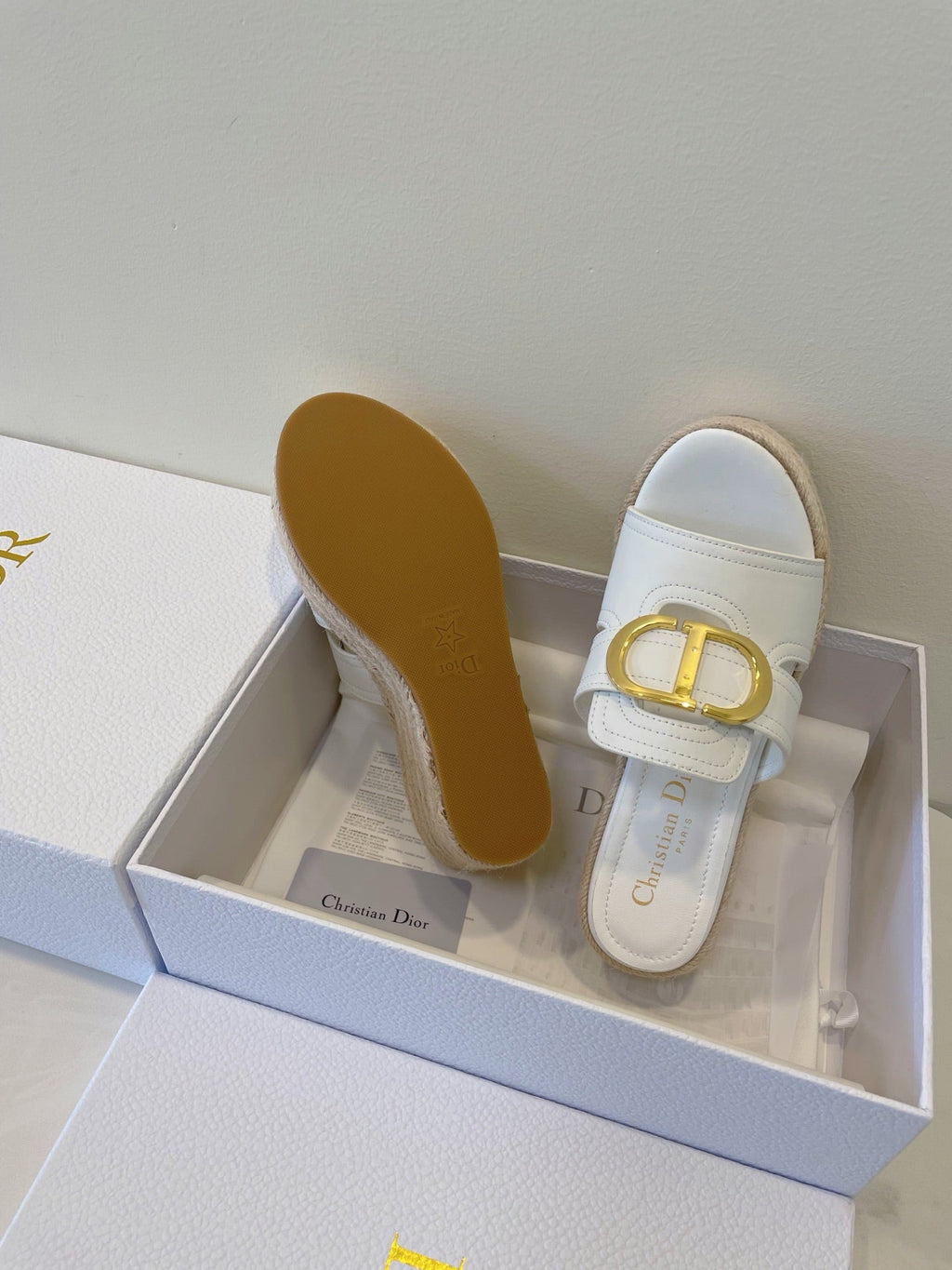 MONTAIGNE WEDGE SLIDE 95MM IN WHITE CALFSKIN