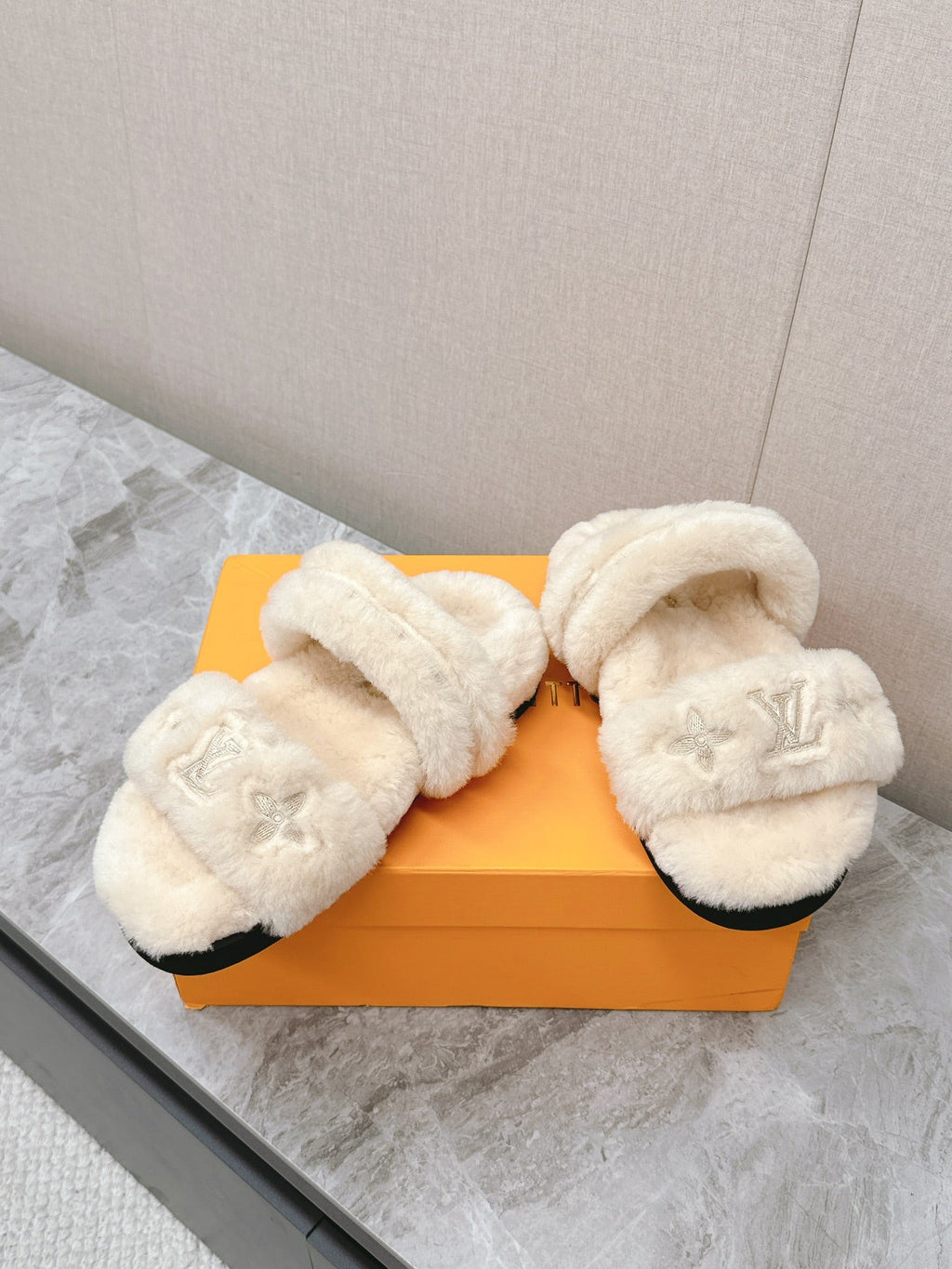 LV MULE SANDALS IN LIGHT BEIGE SHEARLING