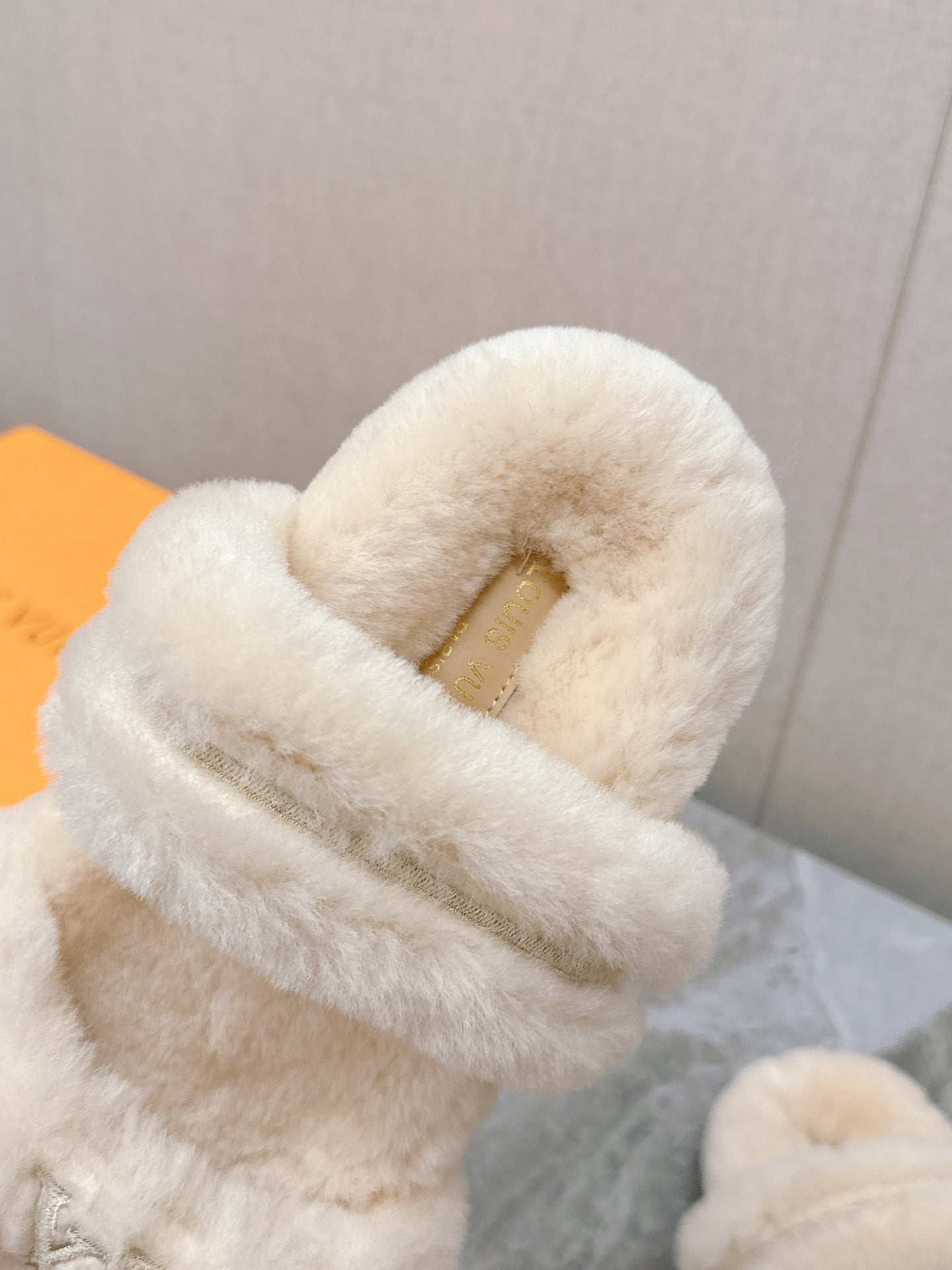 LV MULE SANDALS IN LIGHT BEIGE SHEARLING