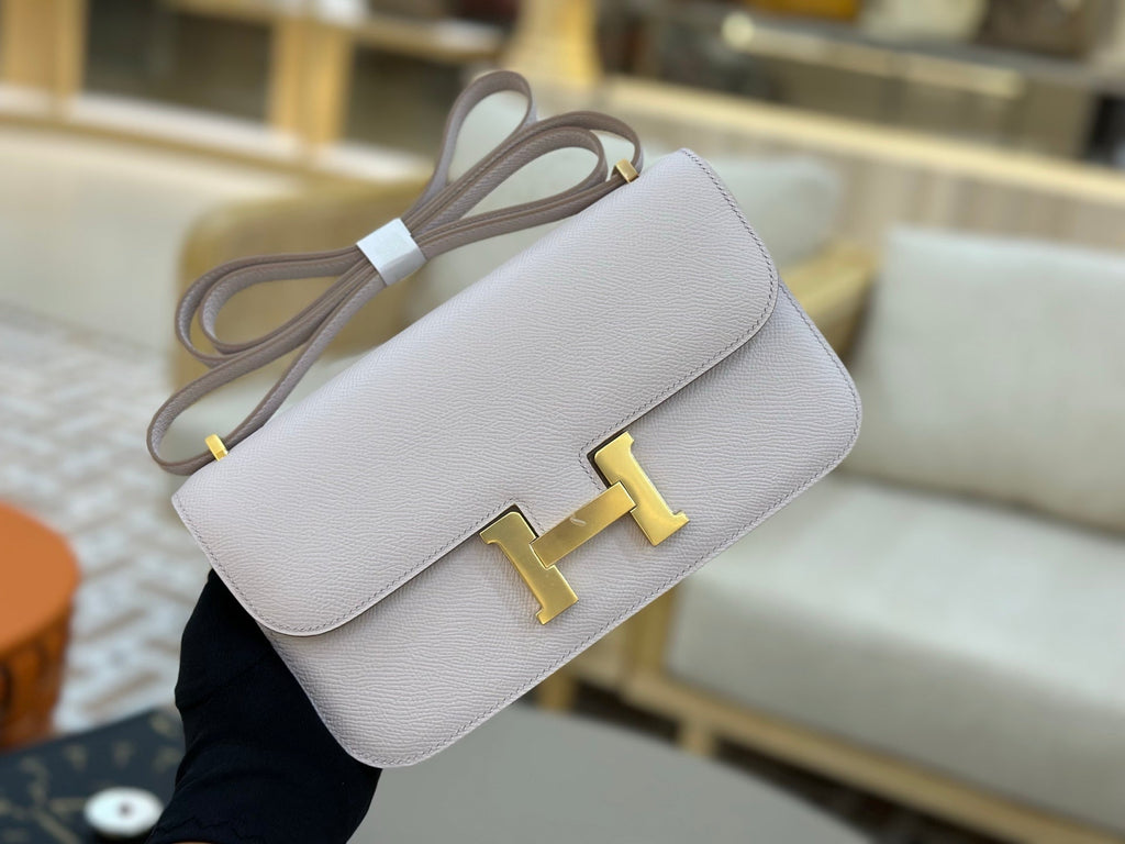 HM 25S CONSTANCE ELAN 24 CM IN ASH PINK-GREY EPSOM WITH GOLD HARDWARE