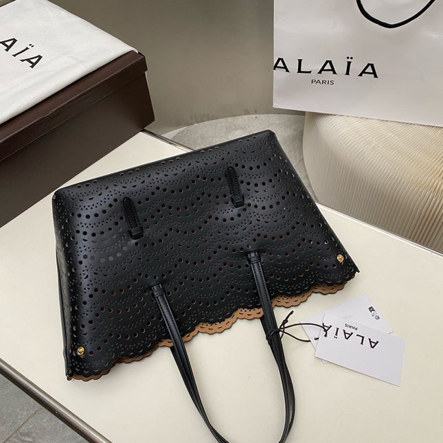MINA 32 BAG IN BLACK VIENNA WAVE CALFSKIN