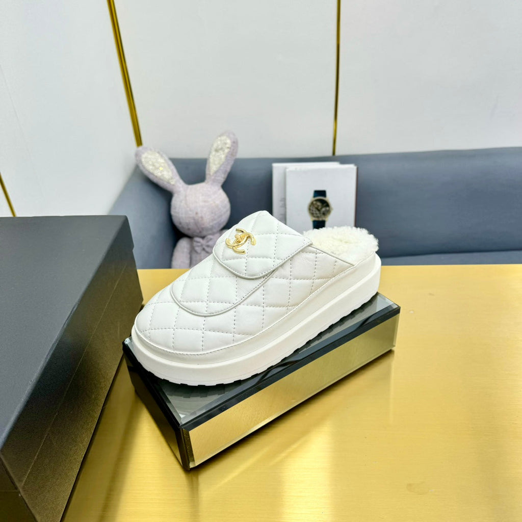 THICK-SOLED SLIDE IN WHITE LAMBSKIN AND WOOL LINING