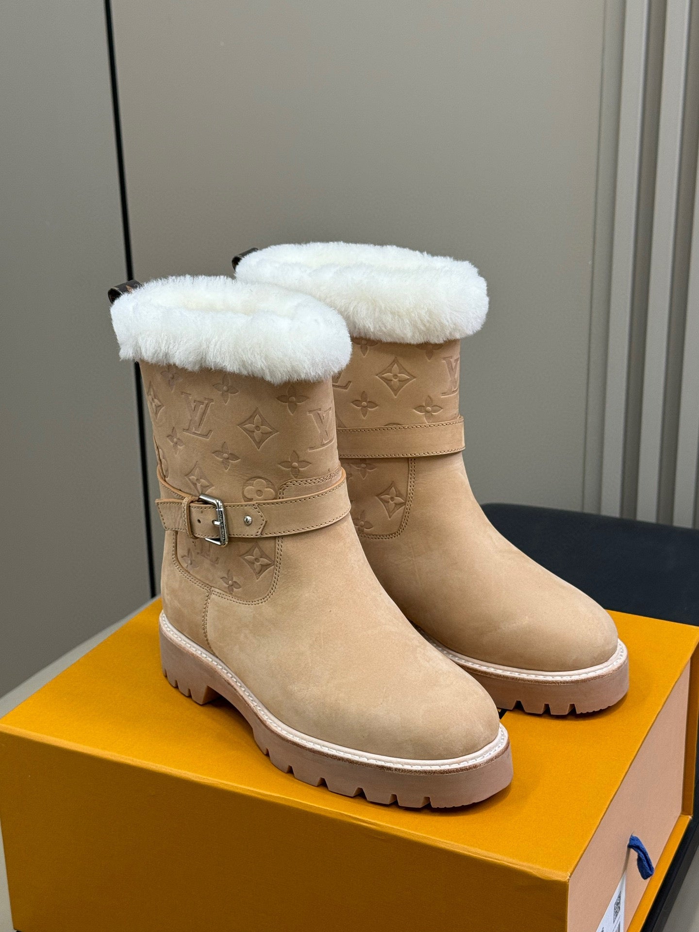LV TERRITORY ANKLE BOOT IN BROWN AND WHITE SHEARLING LINING.