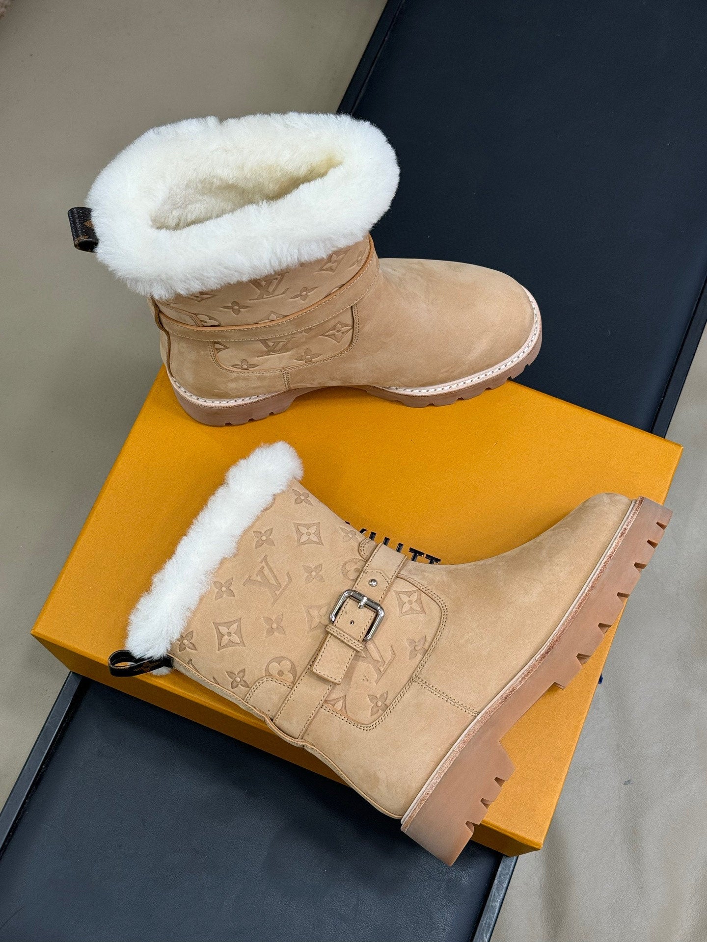 LV TERRITORY ANKLE BOOT IN BROWN AND WHITE SHEARLING LINING.
