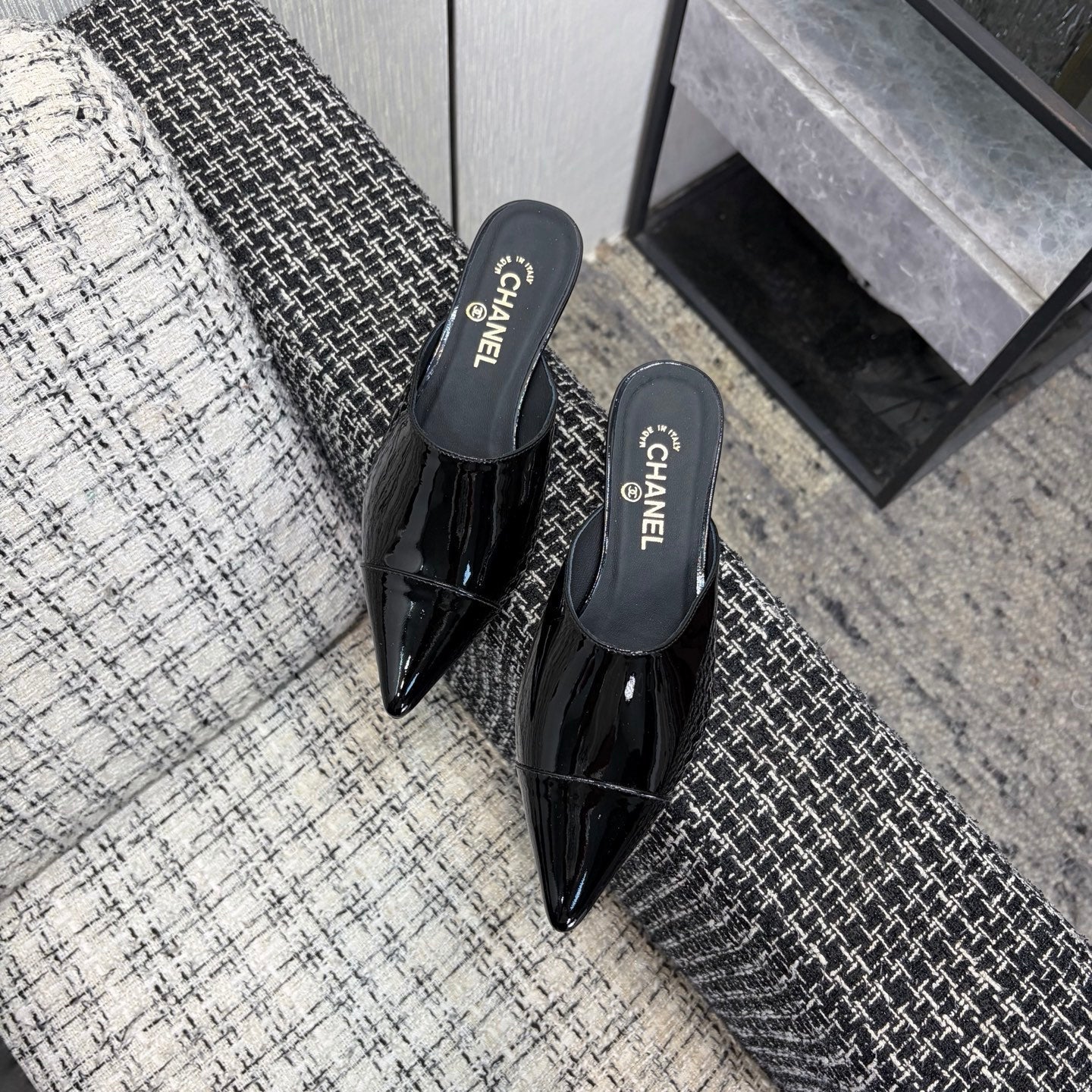 LV 26S HIGH-HEELED MULES 40 MM IN BLACK PATENT CALFSKIN