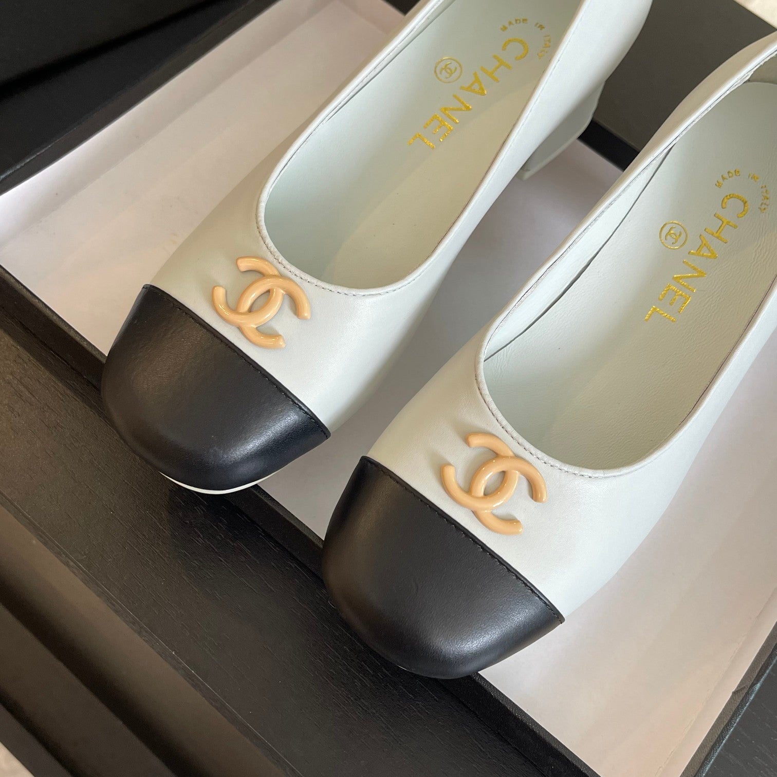 CC PUMP WHITE MIX BLACK CALFSKIN