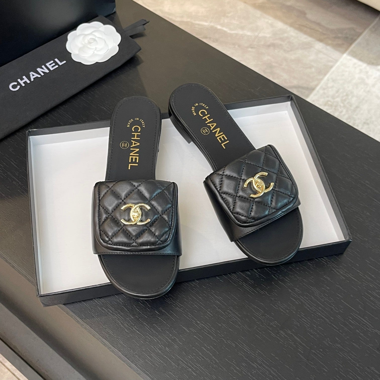 FLAT MULE IN BLACK LAMBSKIN