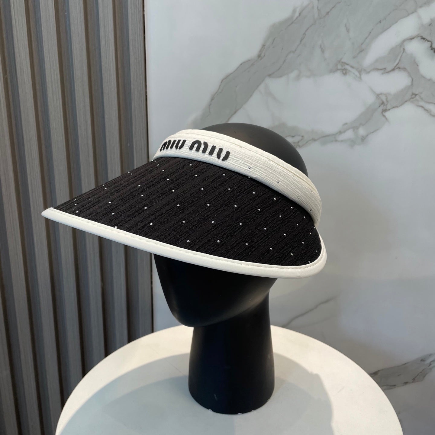 MIUMIU FASHION VISOR CAP IN WHITE MIX BLACK FABRIC