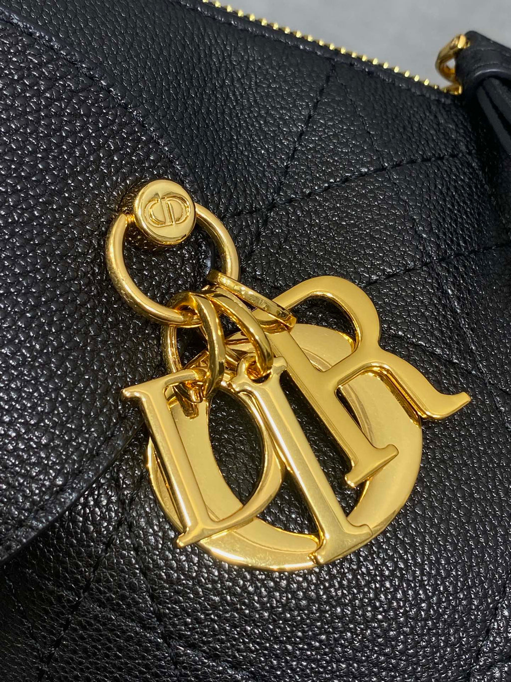 DIOR 25S SMALL VOYAGE BAG 23 IN BLACK FLAT MACROCANNAGE GRAINED CALFSKIN