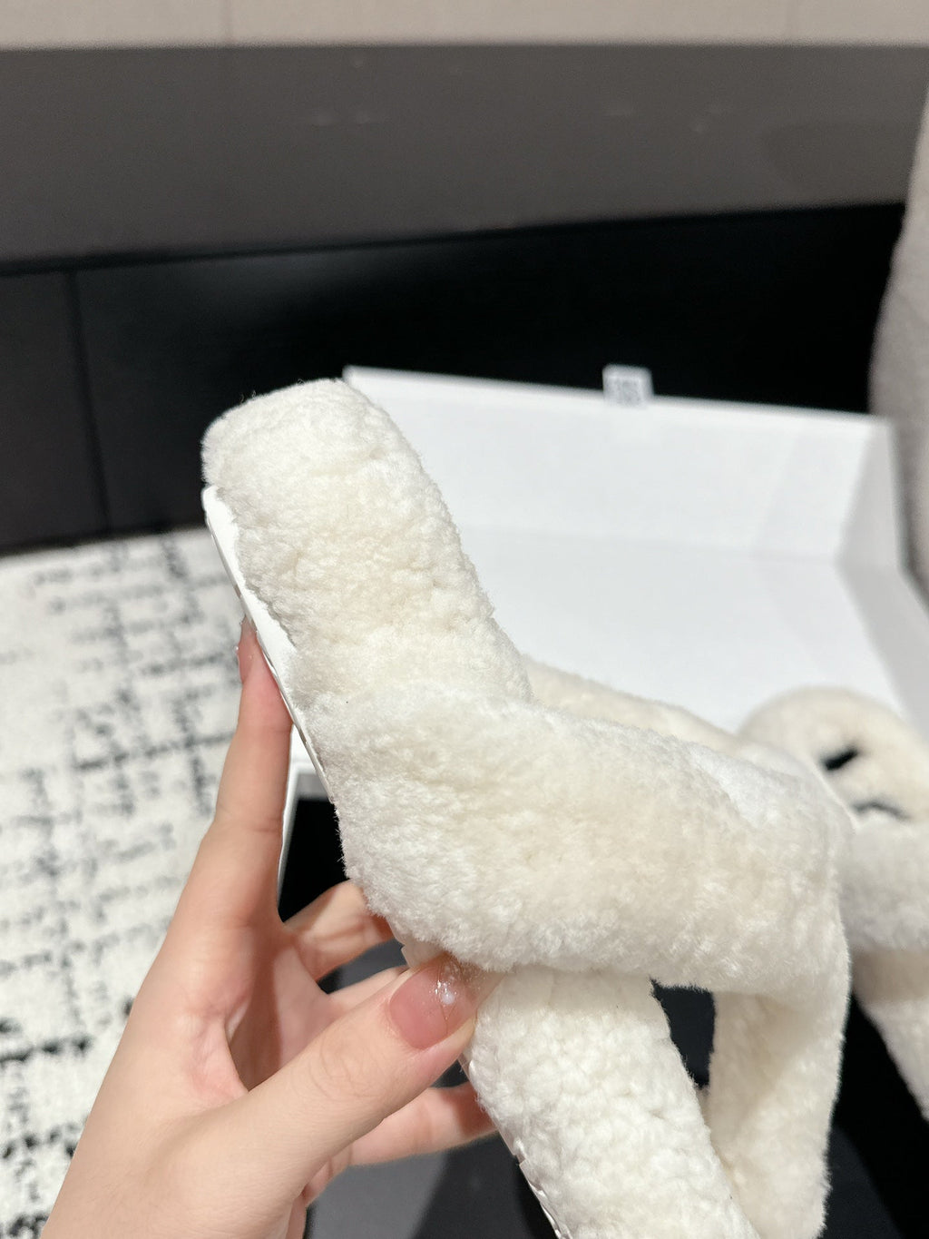 LW SHEARLING THONG SLIPPER IN WHITE