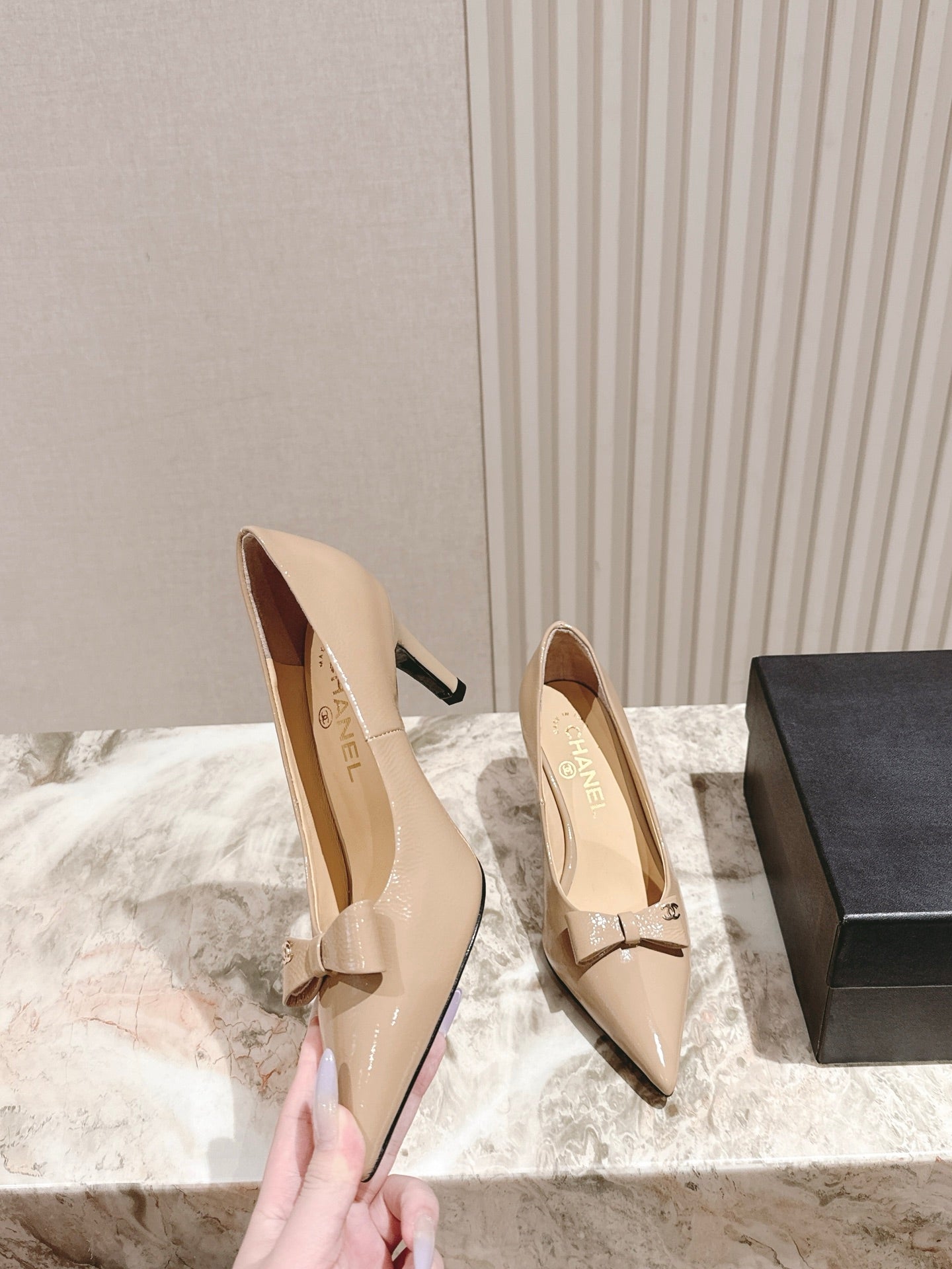 CC HIGH HEEL PUMPS 25S IN BEIGE LAMBSKIN WITH BOW ATTACHED