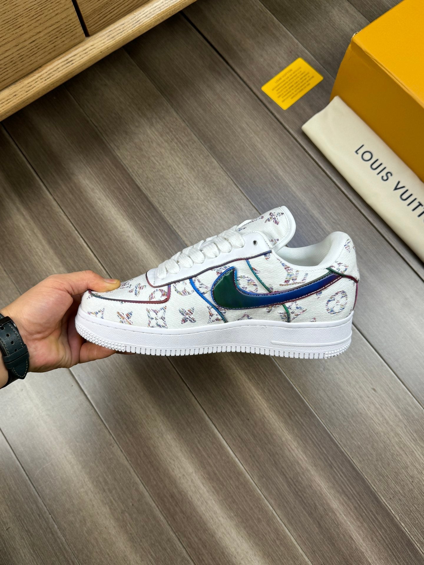 LV SNEAKER WHITE MONOGRAM CANVAS