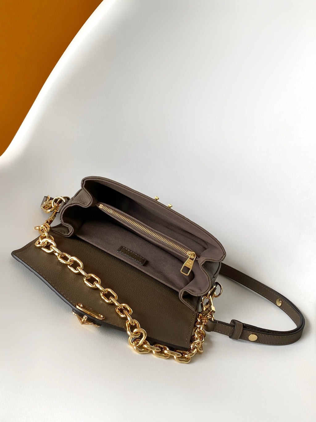 POCHETTE METIS EAST WEST 22 IN BROWN MONOGRAM EMBOSSED CALFSKIN