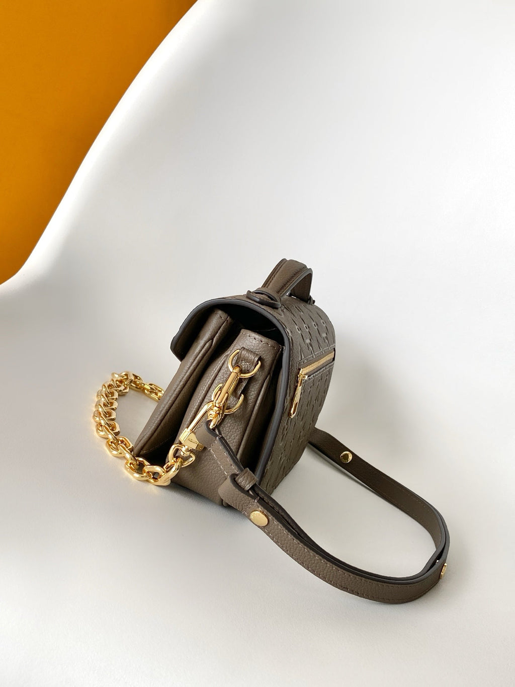 POCHETTE METIS EAST WEST 22 IN BROWN MONOGRAM EMBOSSED CALFSKIN