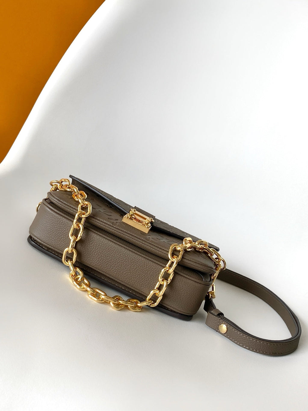 POCHETTE METIS EAST WEST 22 IN BROWN MONOGRAM EMBOSSED CALFSKIN