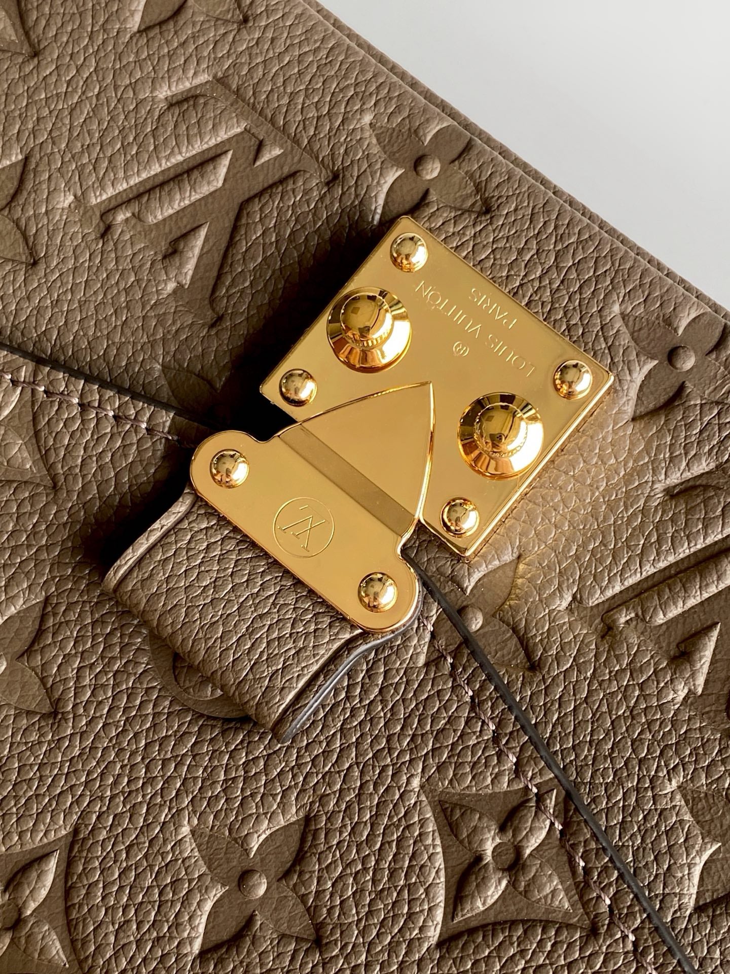 POCHETTE METIS EAST WEST 22 IN BROWN MONOGRAM EMBOSSED CALFSKIN