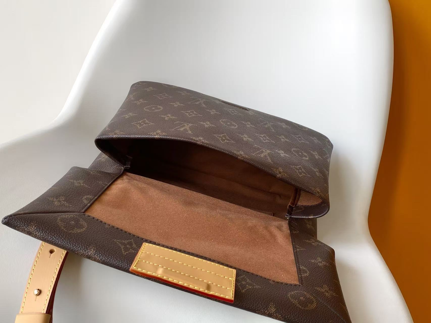 LV 26S TAKE OUT MESSENGER 32 IN BROWN CALFSKIN