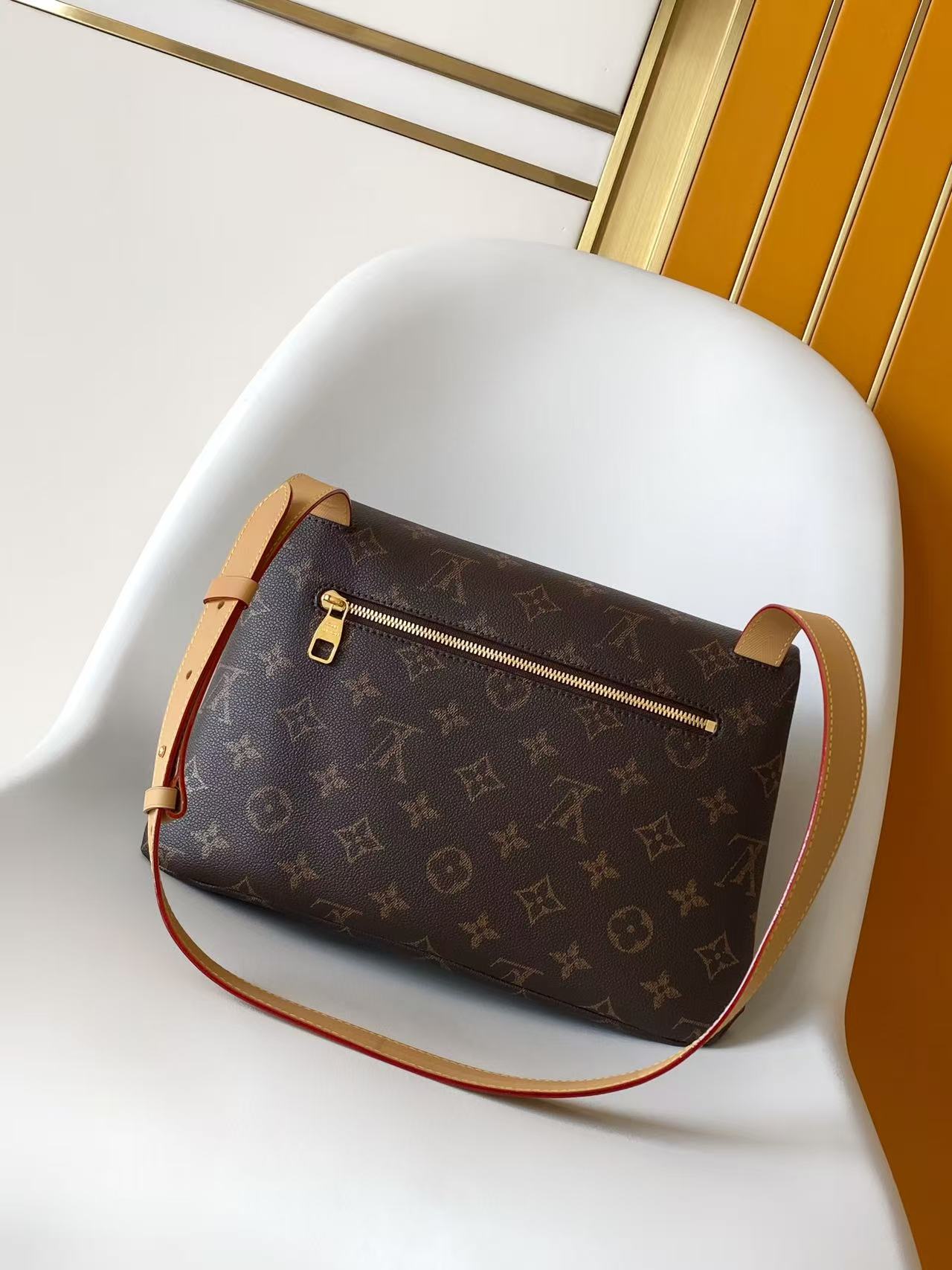 LV 26S TAKE OUT MESSENGER 32 IN BROWN CALFSKIN