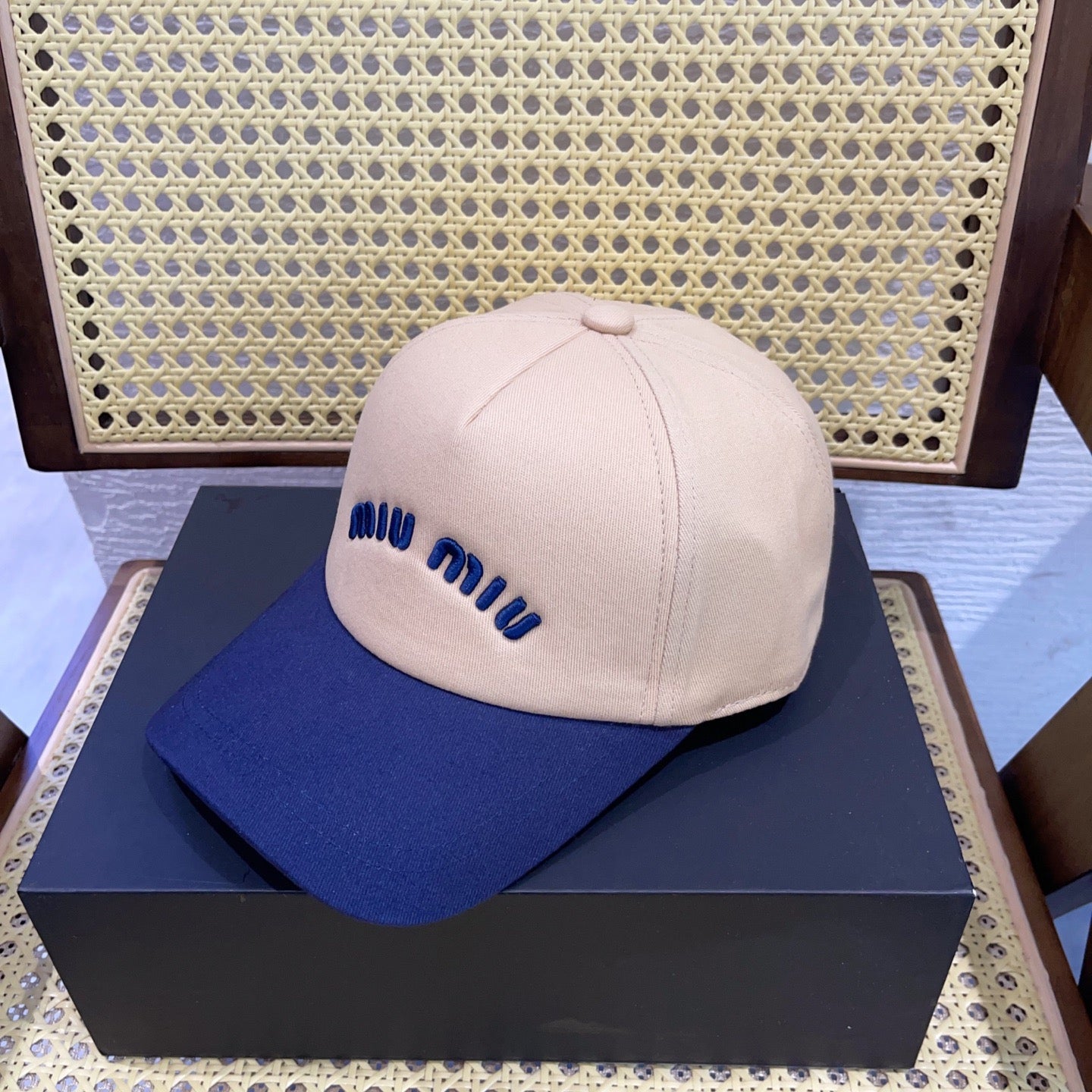 MIUMIU BASEBALL CAP IN LIGHT BEIGE AND NAVY BLUE FABRIC WITH LOGO EMBROIDERY