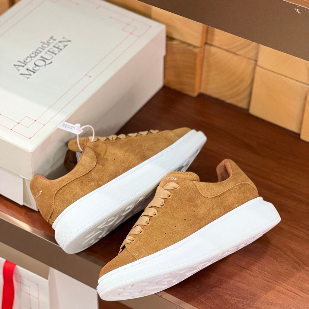 OVERSIZED SNEAKERS IN BROWN SUEDE