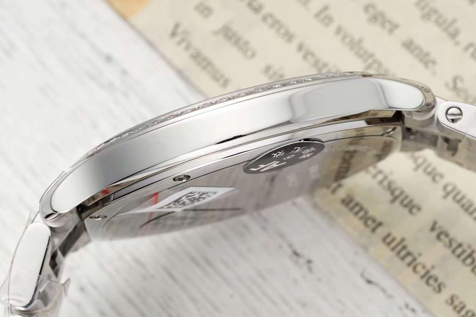 RONDE MUST DE CARTIER WATCH SILVER CASE AND CHERRY RED DIAL WITH CRYSTALS