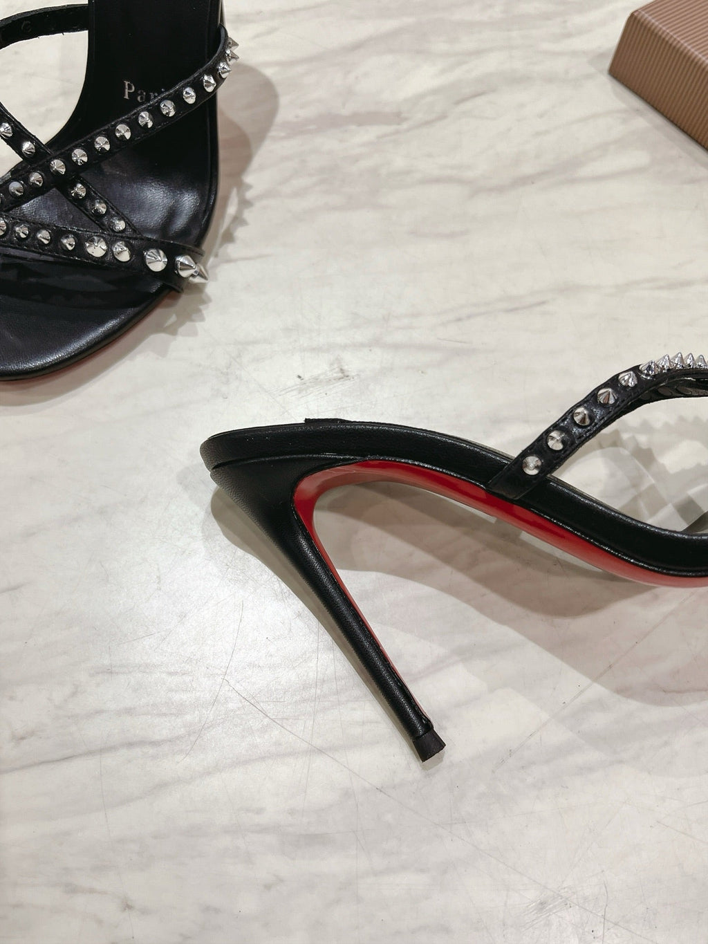 CRYSTAL GLITTER CRISS-CROSS STRAP SANDALS IN BLACK CALFSKIN