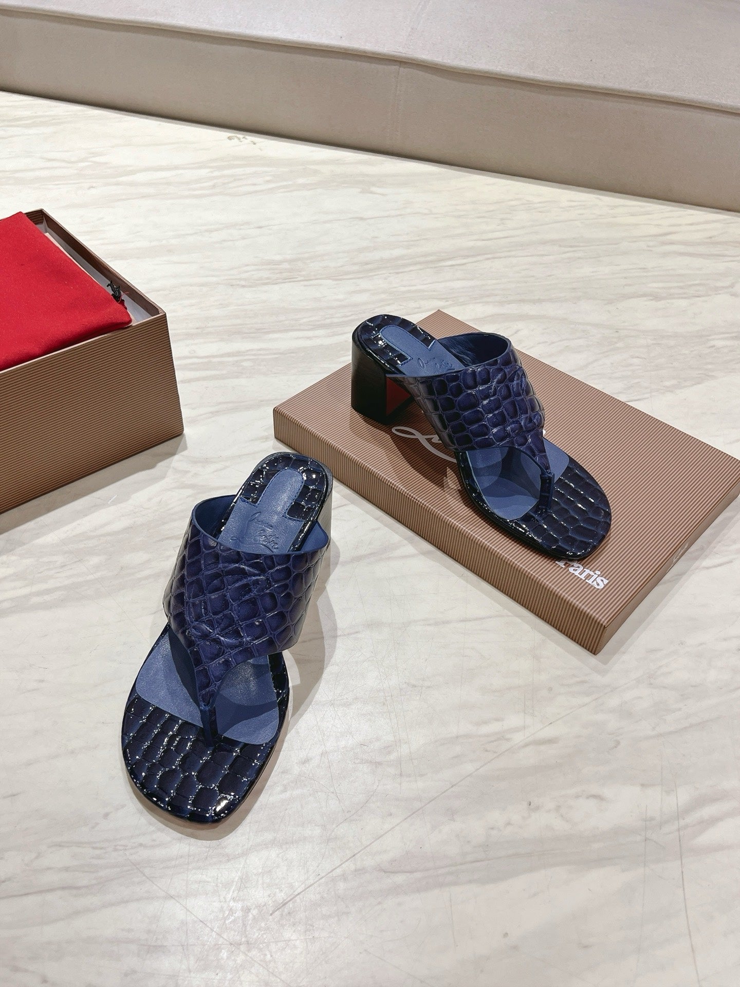EMBOIDERED LOGO MULES IN NAVY BLUE EMBOSSED CALFSKIN