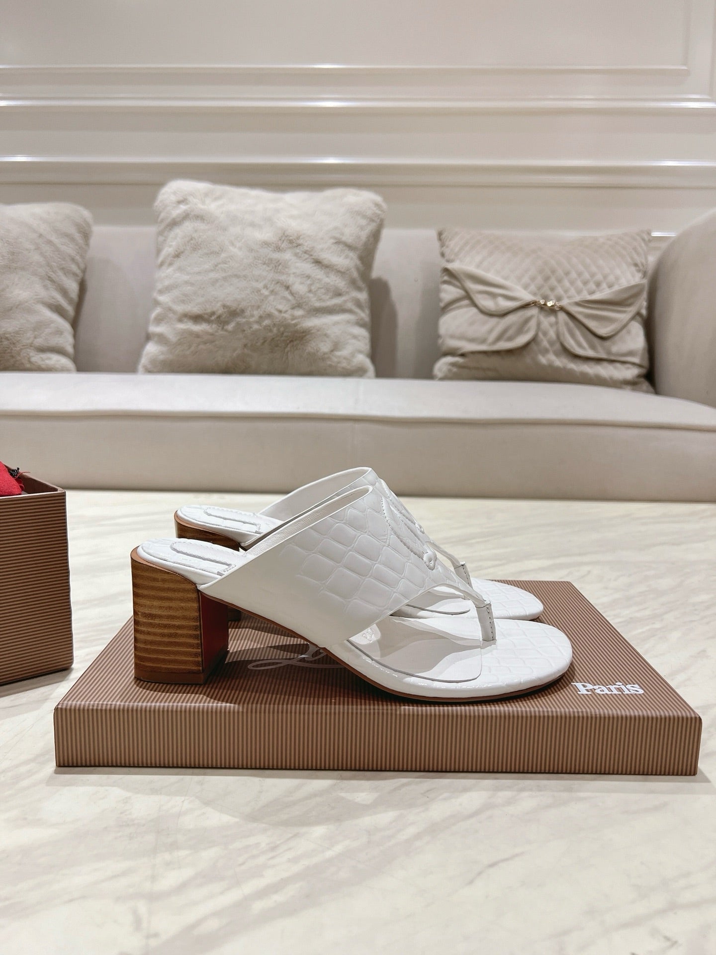 EMBOIDERED LOGO MULES IN WHITE EMBOSSED CALFSKIN