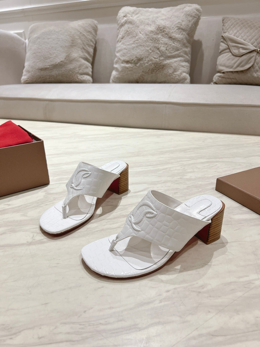 EMBOIDERED LOGO MULES IN WHITE EMBOSSED CALFSKIN