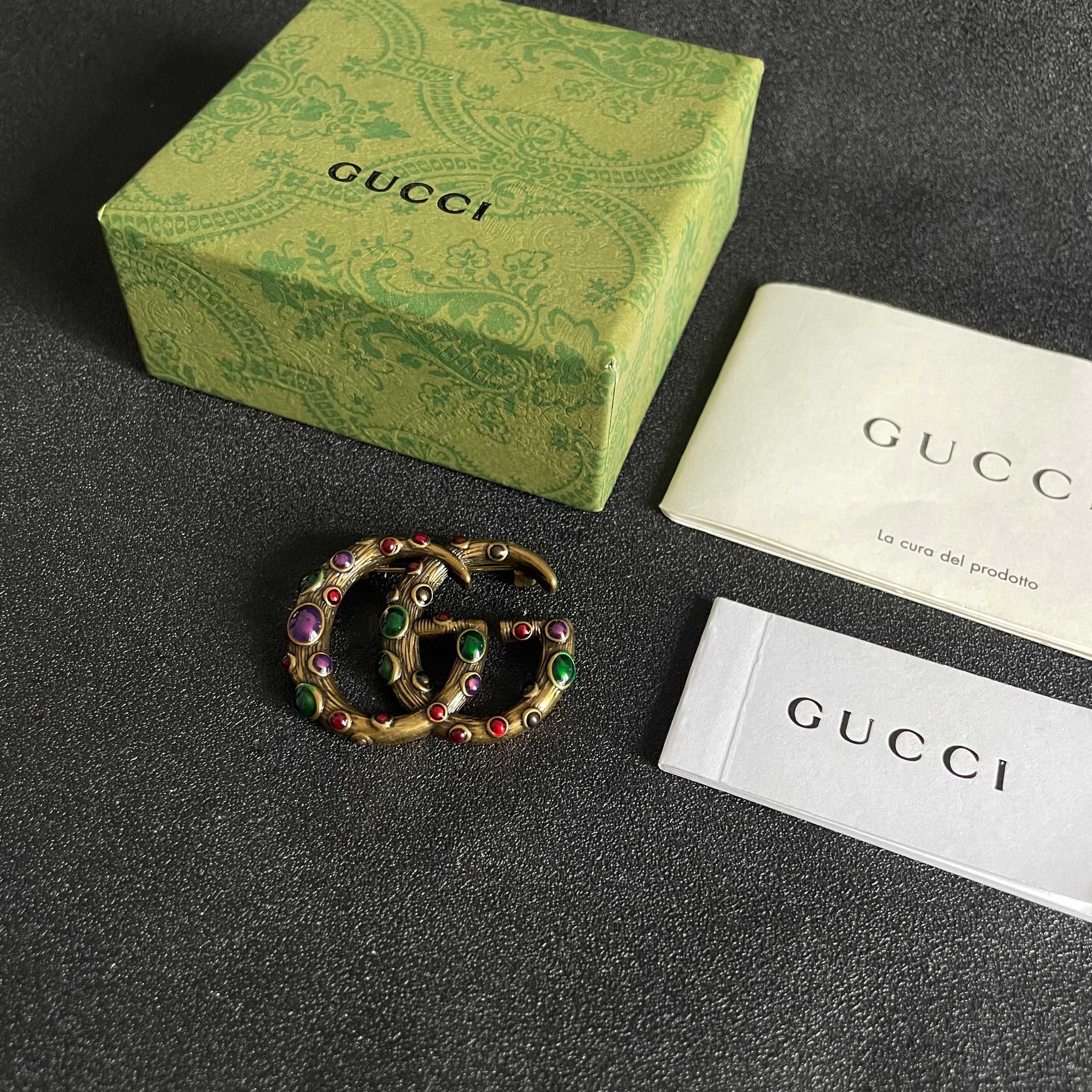GUCCI 26S INTERLOCKING G MULTICOLOR GEM LOGO BROOCH IN ANTIQUE GOLD TONE METAL 625634