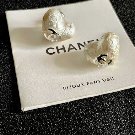 CHANEL 26S TEXTURED HEART CC LOGO STUD EARRINGS IN SILVER METAL 629192