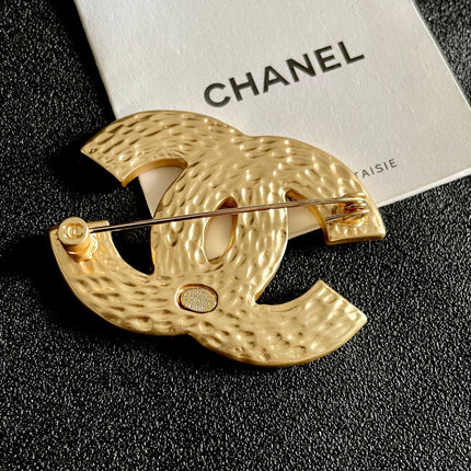 CHANEL 26S DOUBLE C LOGO RED & BLACK STAR ENAMEL BROOCH IN GOLD METAL 629195