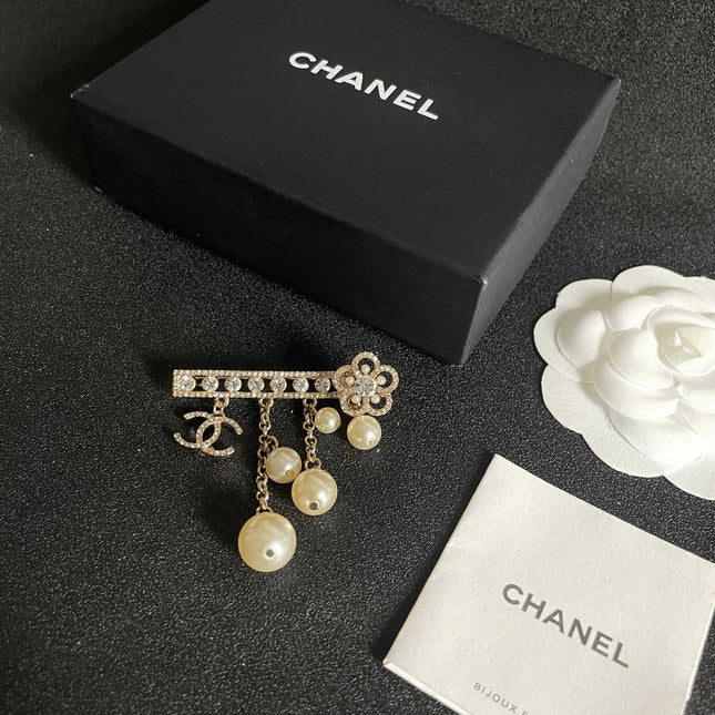 CHANEL 26S DOUBLE C LOGO CRYSTAL BAR PEARL DROP CHAIN BROOCH 629164