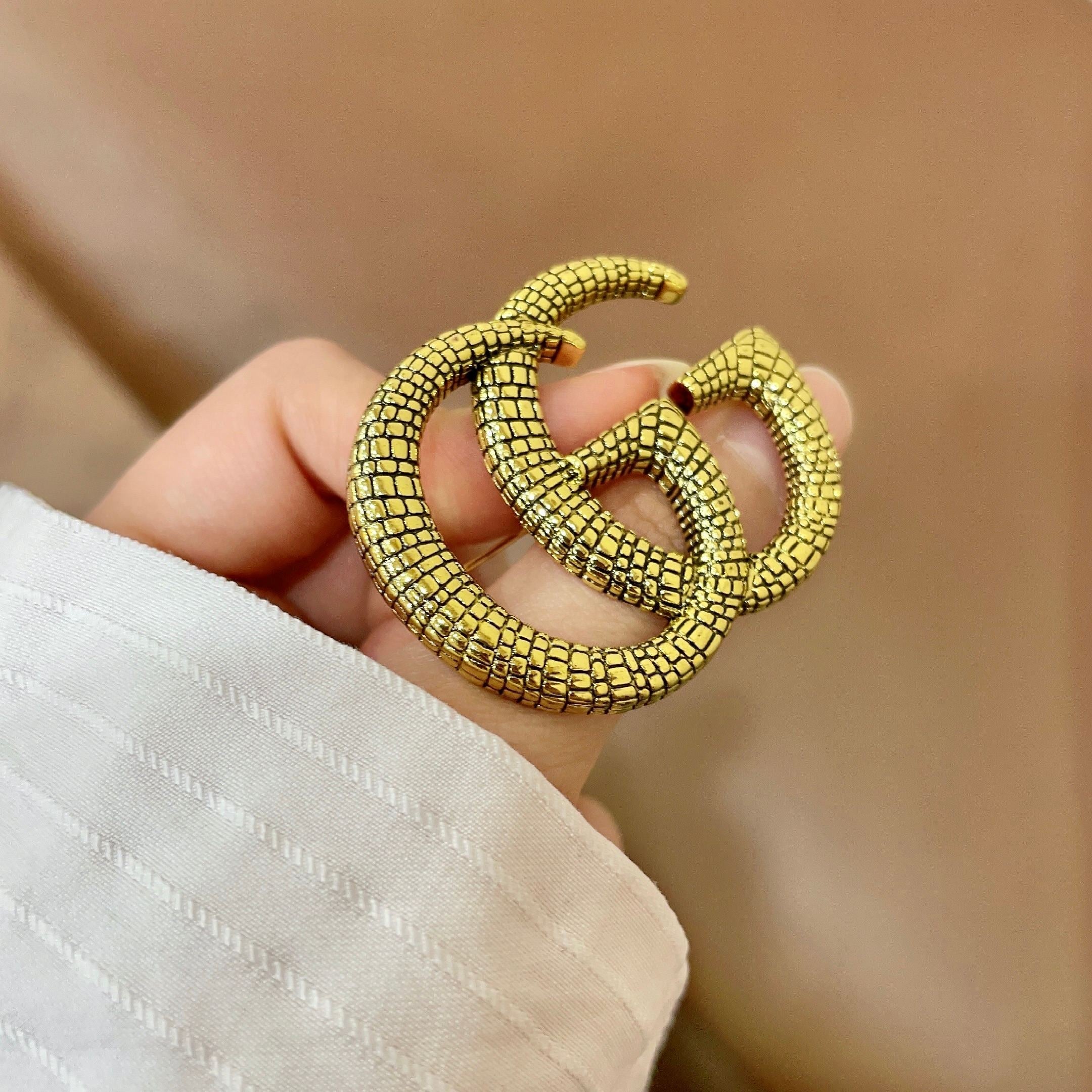 GUCCI 26S DOUBLE G LOGO TEXTURED STATEMENT BROOCH IN AGED GOLD TONE METAL 629062