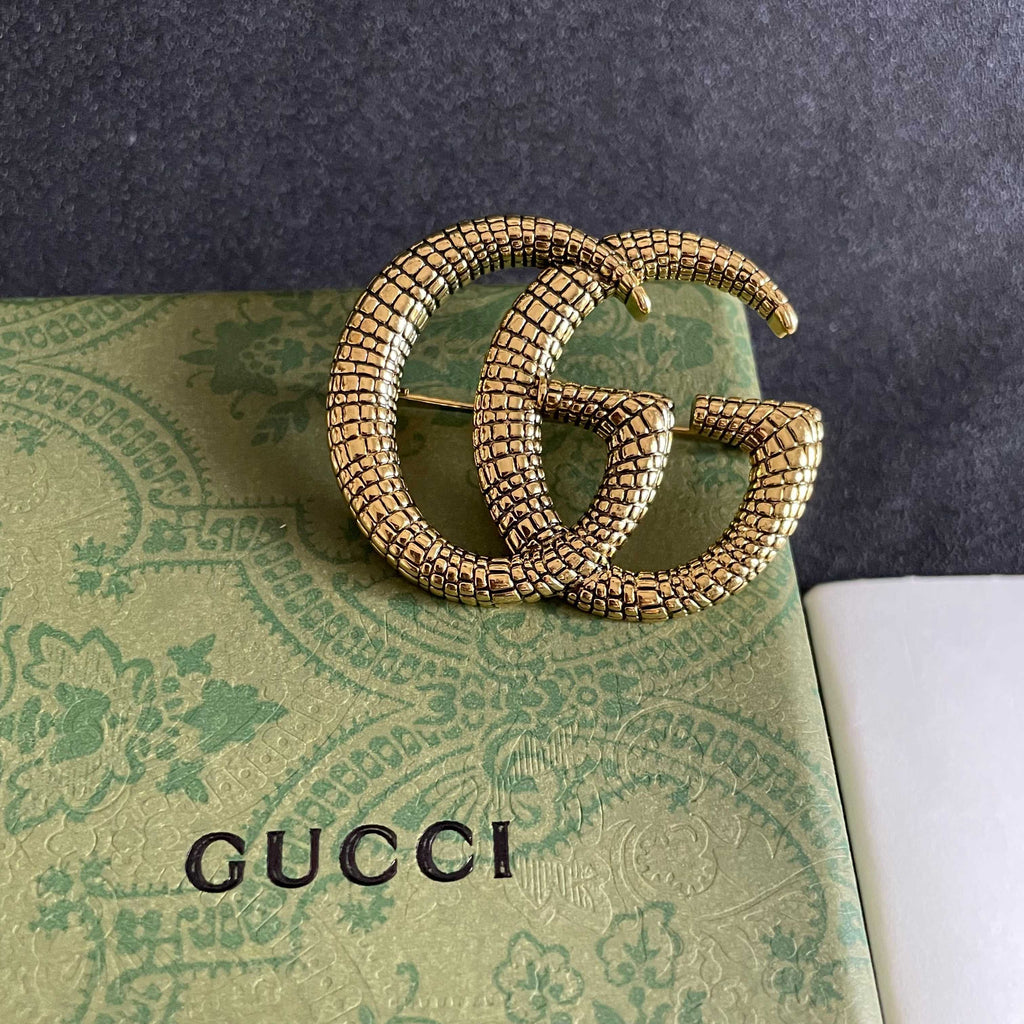GUCCI 26S DOUBLE G LOGO TEXTURED STATEMENT BROOCH IN AGED GOLD TONE METAL 629062