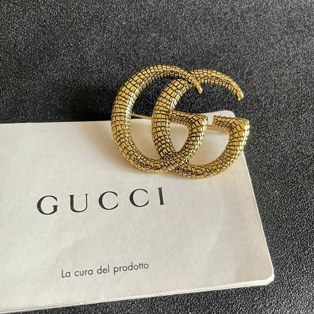 GUCCI 26S DOUBLE G LOGO TEXTURED STATEMENT BROOCH IN AGED GOLD TONE METAL 629062