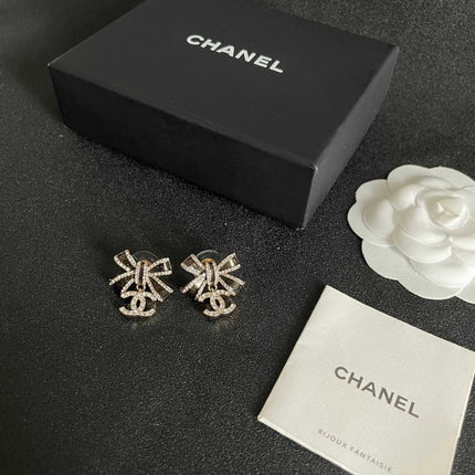 CHANEL 26S DOUBLE C LOGO CRYSTAL BOW DROP EARRINGS IN GOLD METAL 629981