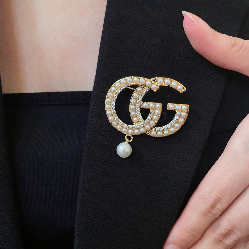 GUCCI 26S DOUBLE G LOGO PEARL CRYSTAL DROP STATEMENT BROOCH IN GOLD TONE METAL 629996