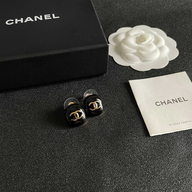 CHANEL 26S DOUBLE C LOGO BLACK ENAMEL OVAL STUD EARRINGS IN GOLD METAL 630077
