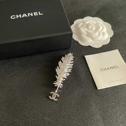 CHANEL 26S DOUBLE C LOGO CRYSTAL EMBELLISHED LEAF BROOCH IN SILVER METAL 630081