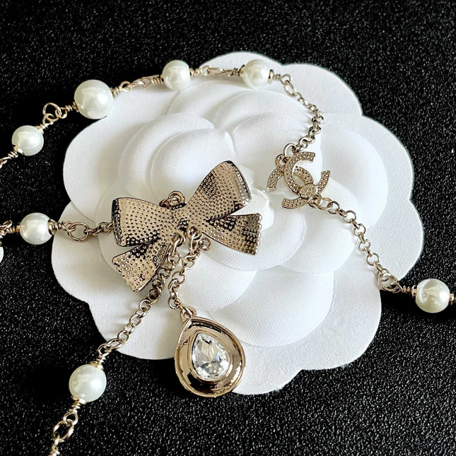 CHANEL 26S DOUBLE C LOGO PEARL LAYERED CHAIN BOW & CRYSTAL DROP NECKLACE IN GOLD METAL 629883