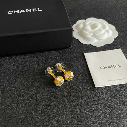 CHANEL 26S DOUBLE C LOGO BALL DROP EARRINGS IN YELLOW AND WHITE ENAMEL WITH GOLD METAL 631904