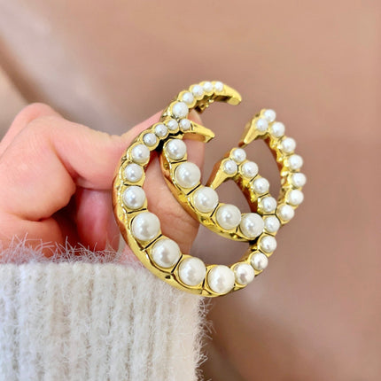 GUCCI 26S DOUBLE G LOGO PEARL EMBELLISHED STATEMENT BROOCH IN GOLD TONE METAL 631921