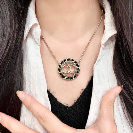 CHANEL 26S DOUBLE C LOGO BLACK ENAMEL ROPE EDGE ROUND PENDANT NECKLACE IN GOLD METAL 633296