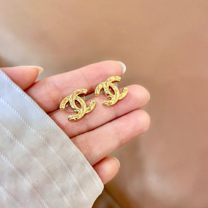 CHANEL 26S CHANEL CC LOGO WOVEN METAL STUD EARRINGS IN GOLD METAL 633305